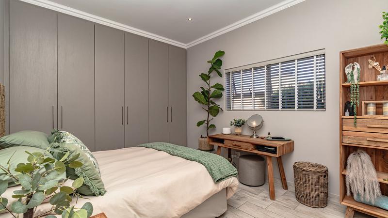 6 Bedroom Property for Sale in Outeniqua Strand Western Cape